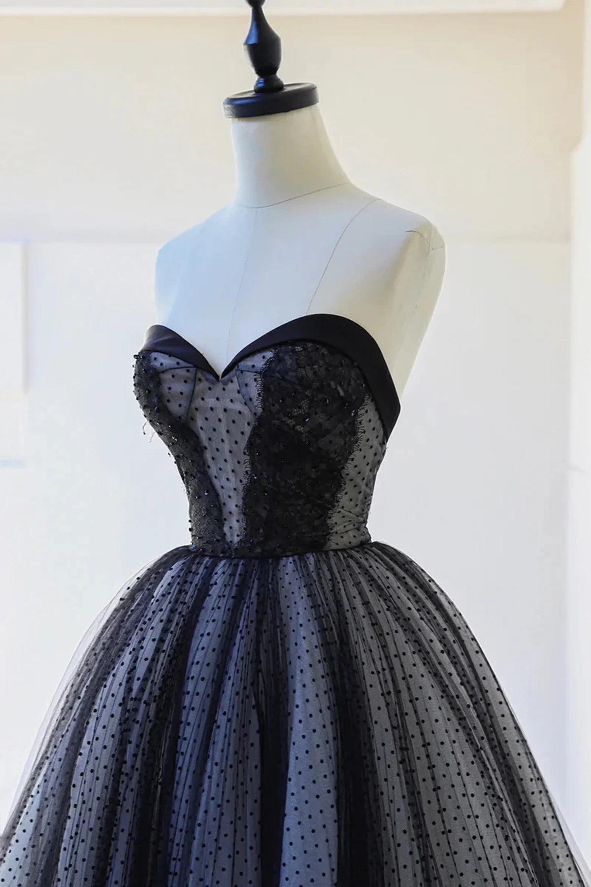 Beaira Lovely Black Strapless Tulle Lace Long Prom Dress A-Line Sweetheart Neck Evening Party Dress