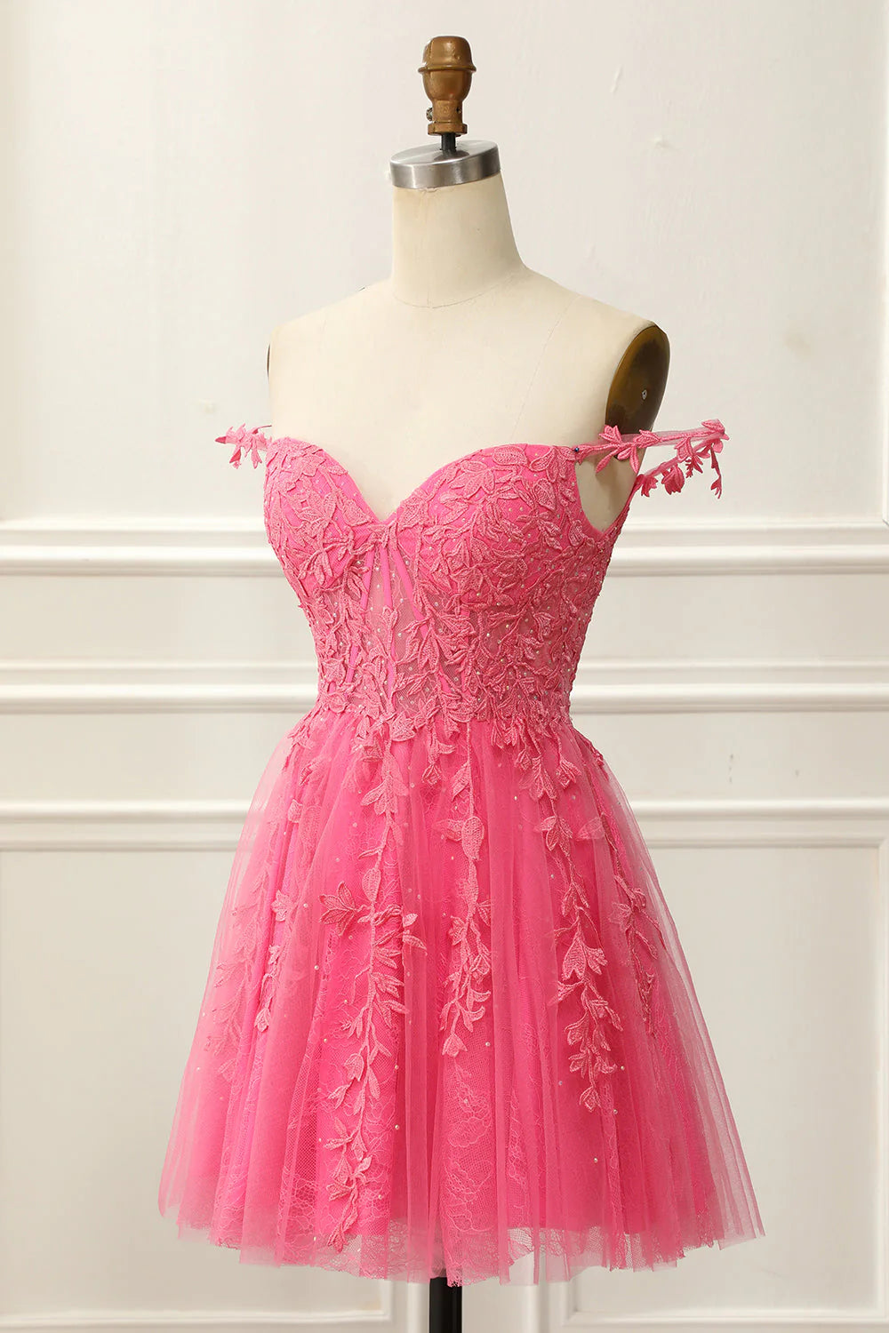 Tulle V Neck Above Knee Lace Appliques Short Homecoming Dresses