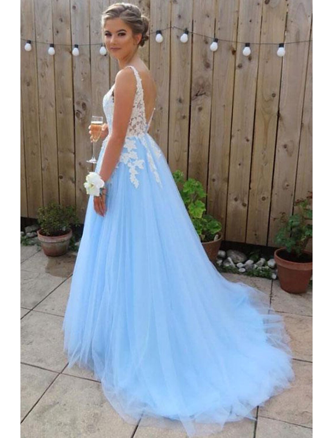 A-line/Princess V Neck Sleeveless Court Train Tulle Prom Dress With Appliqued