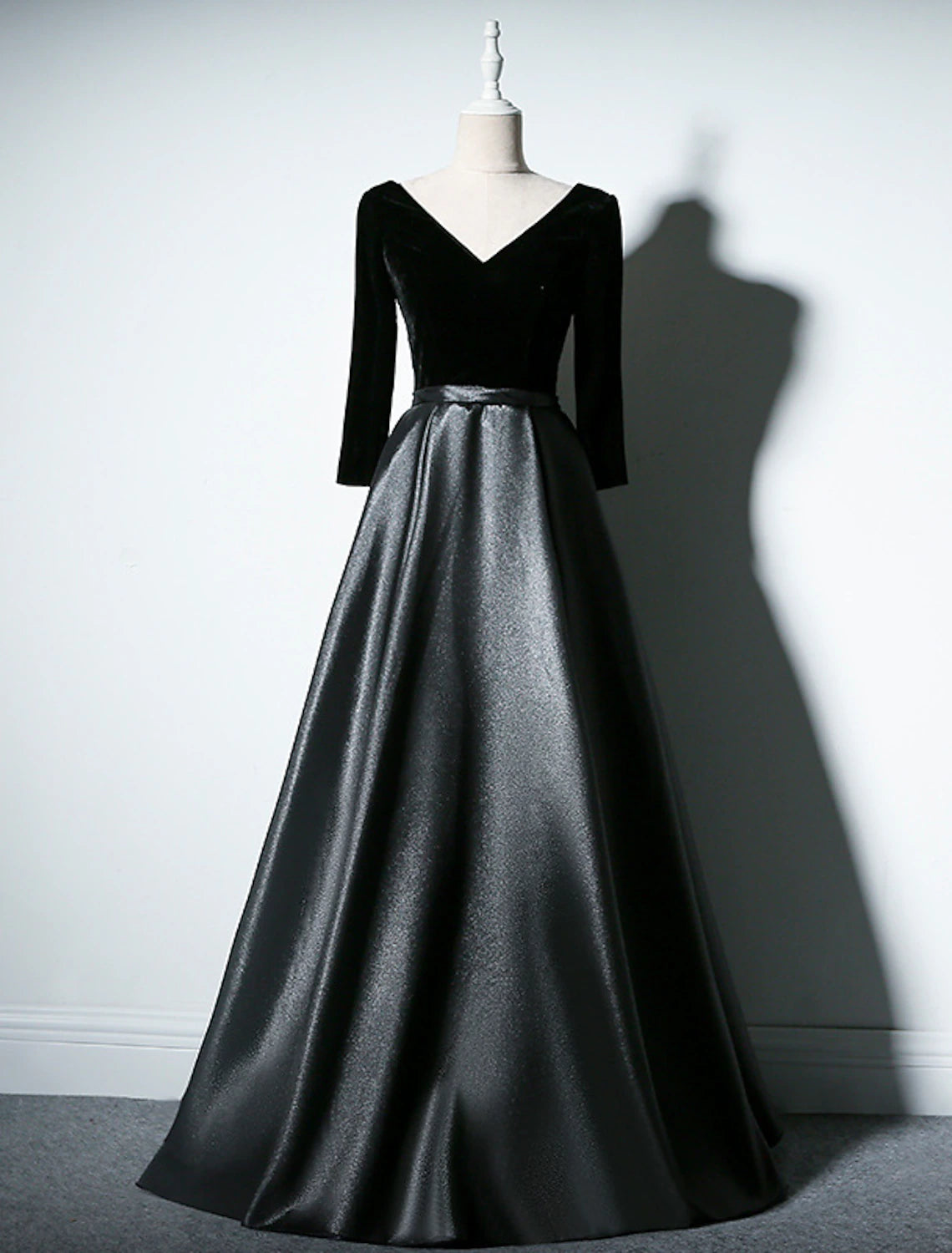 A-Line Mother of the Bride Dress Simple Elegant V Neck Floor Length Taffeta Velvet Long Sleeve with Pleats