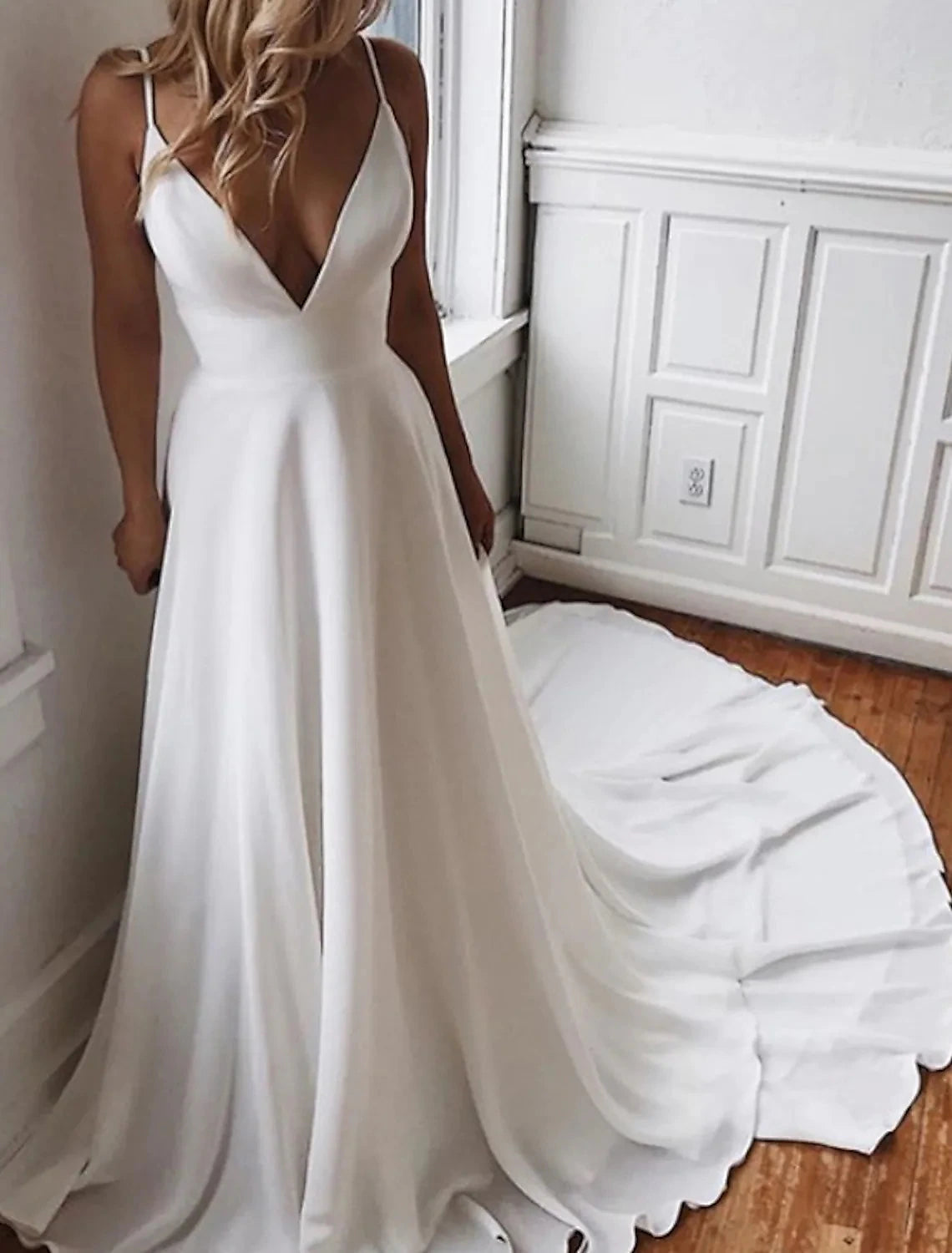 Beach Open Back Boho Wedding Dresses A-Line Camisole V Neck Spaghetti Strap Chapel Train Chiffon Bridal Gowns With Appliques Solid