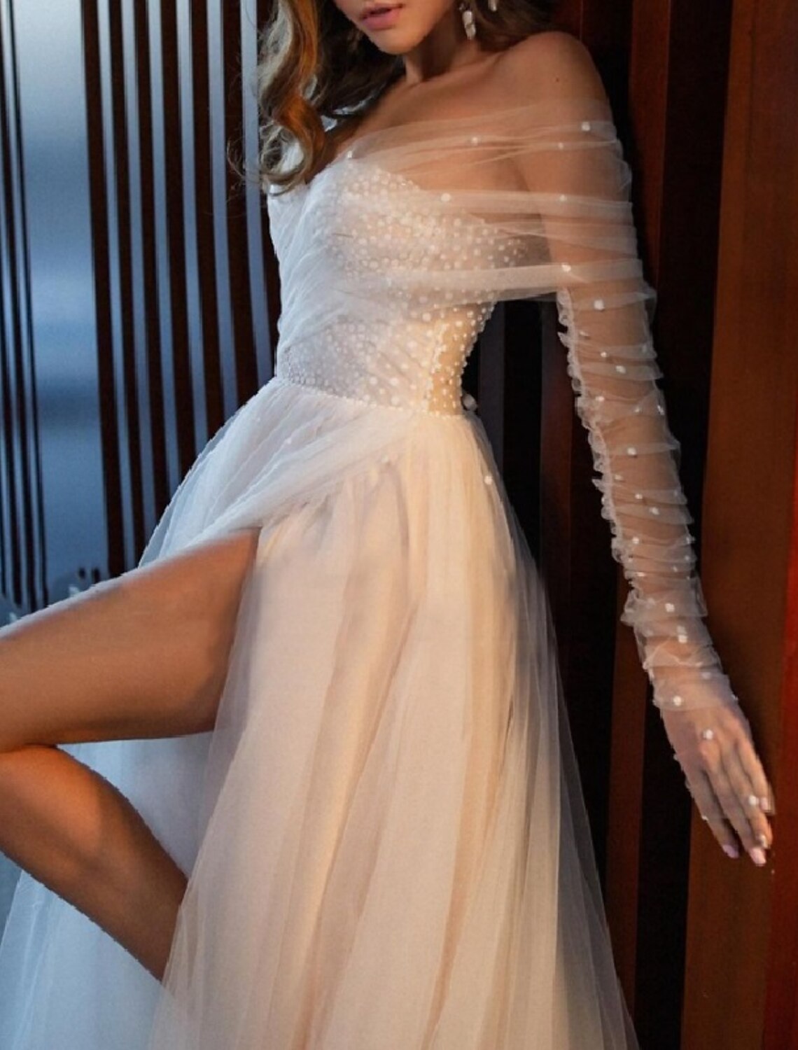 Beach Wedding Dresses A-Line Off Shoulder Long Sleeve Court Train Tulle Bridal Gowns With Pearls Split Front