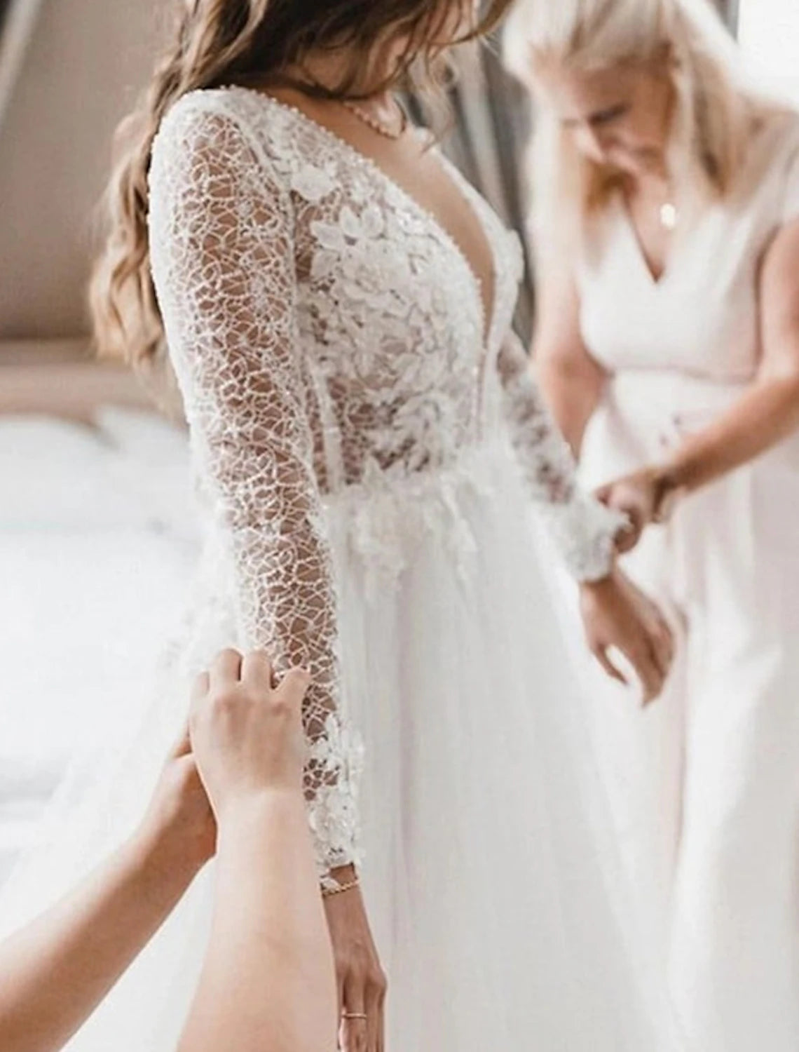 Beach Boho Wedding Dresses A-Line V Neck Long Sleeve Court Train Lace Bridal Gowns With Appliques