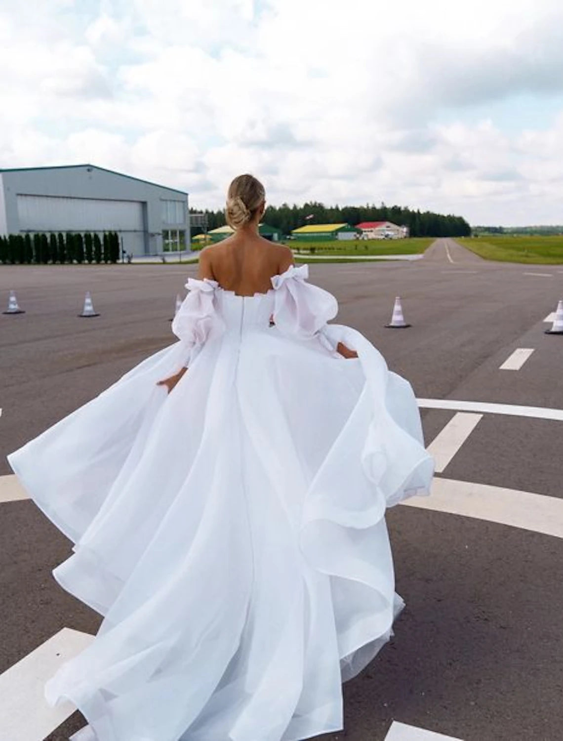 Beach Casual Wedding Dresses A-Line Off Shoulder Long Sleeve Court Train Organza Bridal Gowns