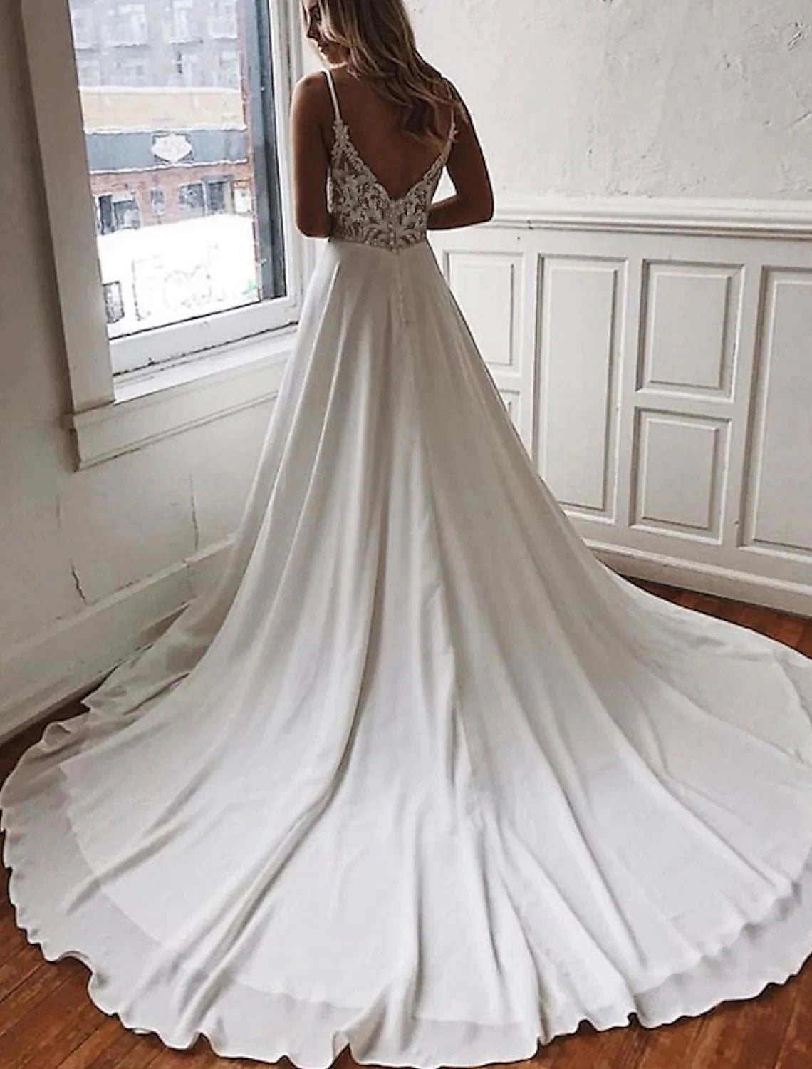 Beach Open Back Boho Wedding Dresses A-Line Camisole V Neck Spaghetti Strap Chapel Train Chiffon Bridal Gowns With Appliques Solid